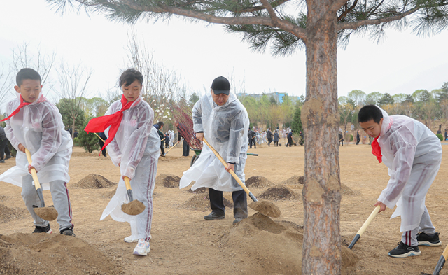 习近平参加首都义务植树活动