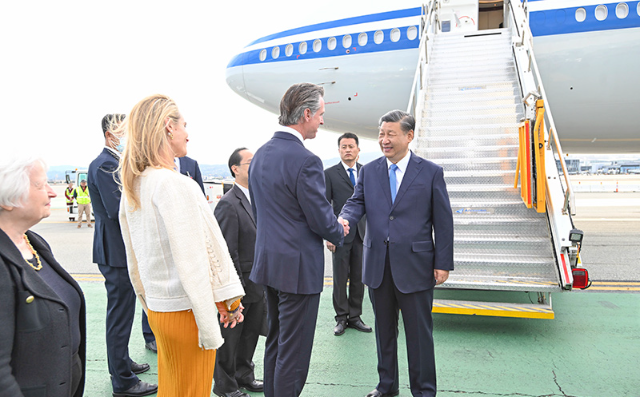 习近平抵达旧金山举行中美元首会晤 同时出席亚太经合组织第三十次领导人非正式会议