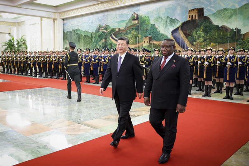 习近平同塞拉利昂总统比奥会谈 习近平同塞拉利昂总统比奥会谈