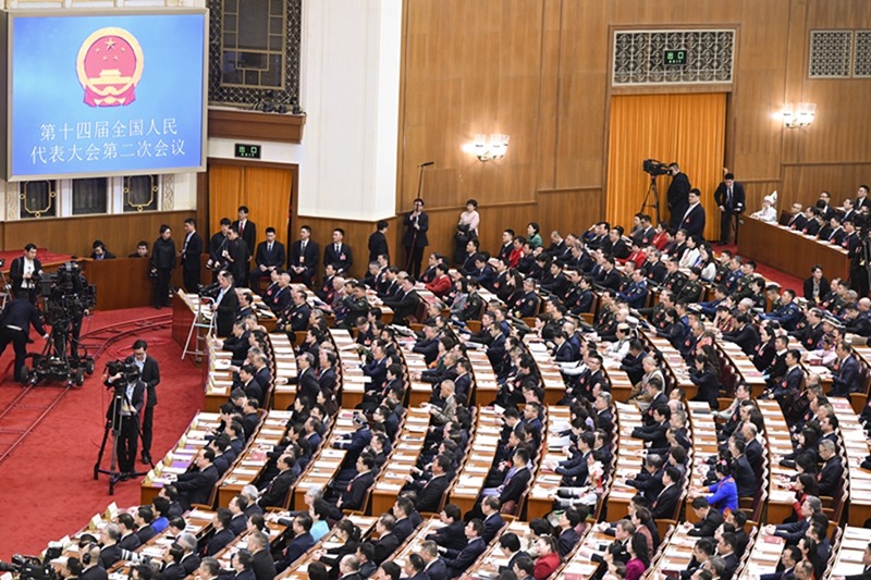 十四届全国人大二次会议在京开幕 习近平等在主席台就座