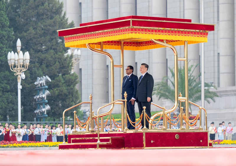 习近平同苏里南总统单多吉会谈