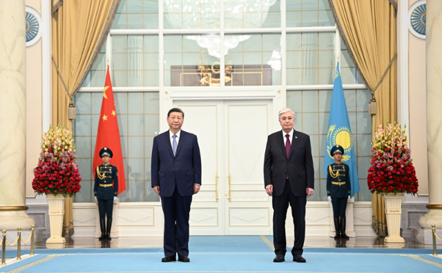 习近平同哈萨克斯坦总统托卡耶夫举行会谈