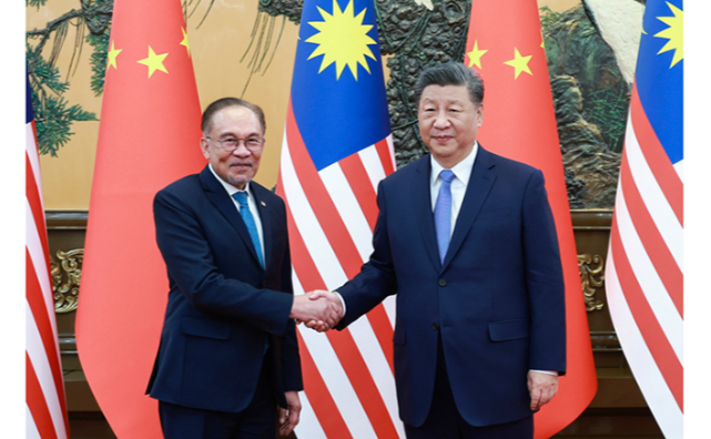 习近平会见马来西亚总理安瓦尔